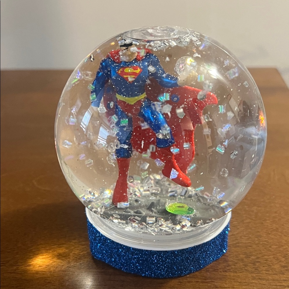 SUPERMAN Snow Globe